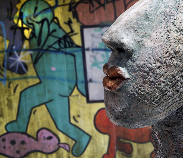 Archetyp vor Graffitiwand, Gro&szlig;aufnahme